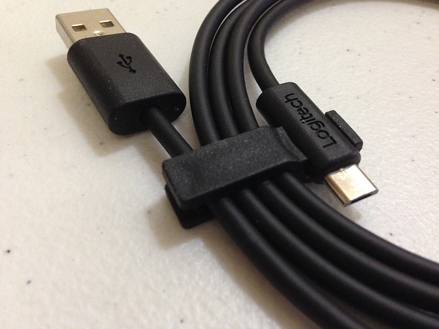 Begini cara memgulung kabel USB yang baik dan benar, rapi dan tidak berantakan, karena kalau berantakan kabel halus didalamnya bisa rusak.