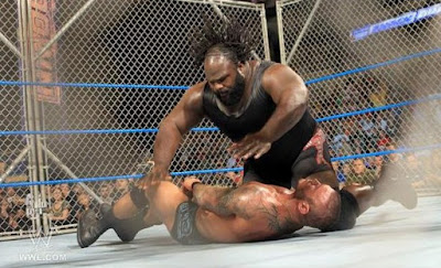 mark henrry maltratando a randy orton en steel cage match