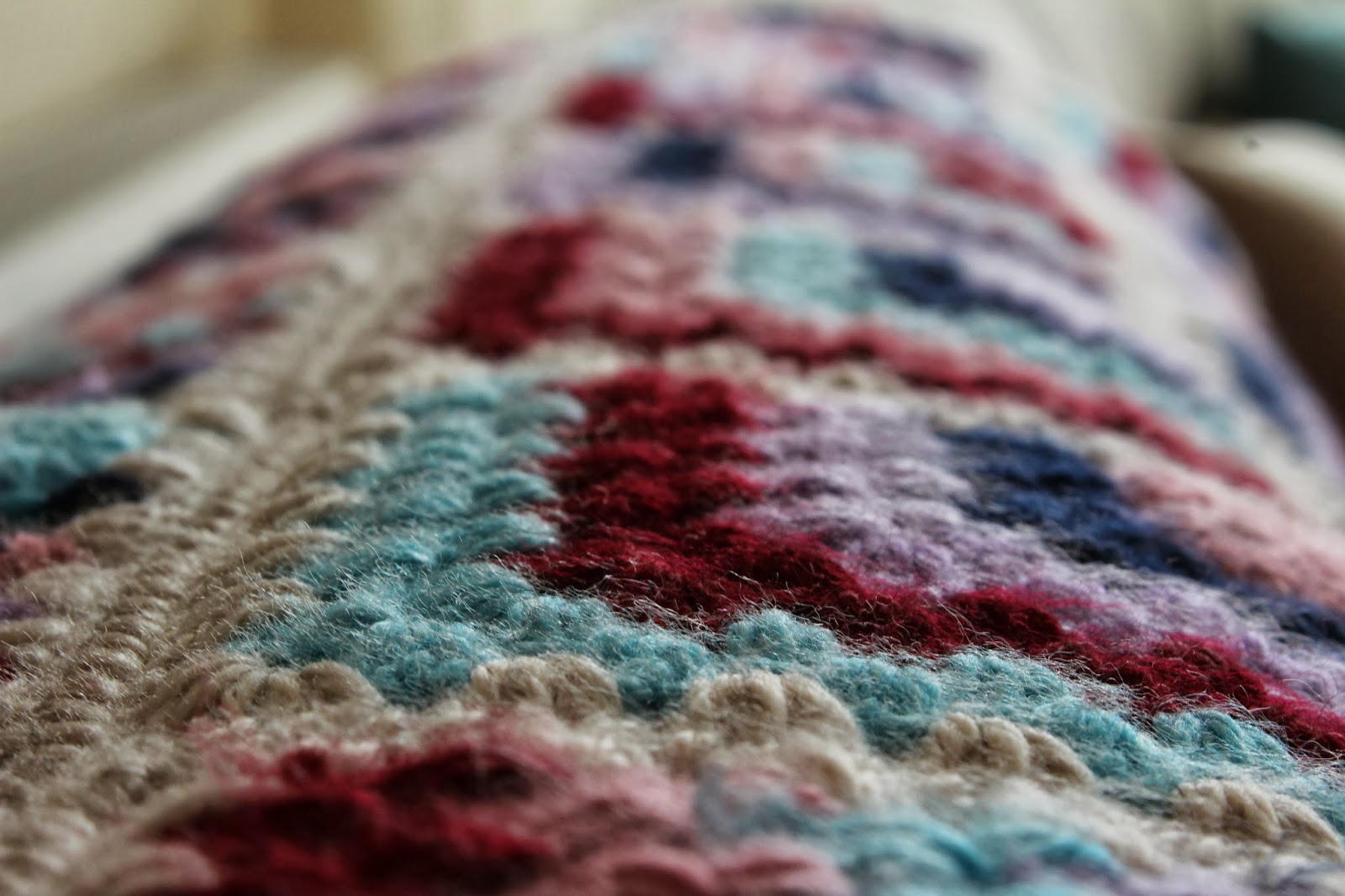 "Hobi Keçe ve Renklerden Mütevellit" Örgü Koltuk Şalı Tamamlandı )