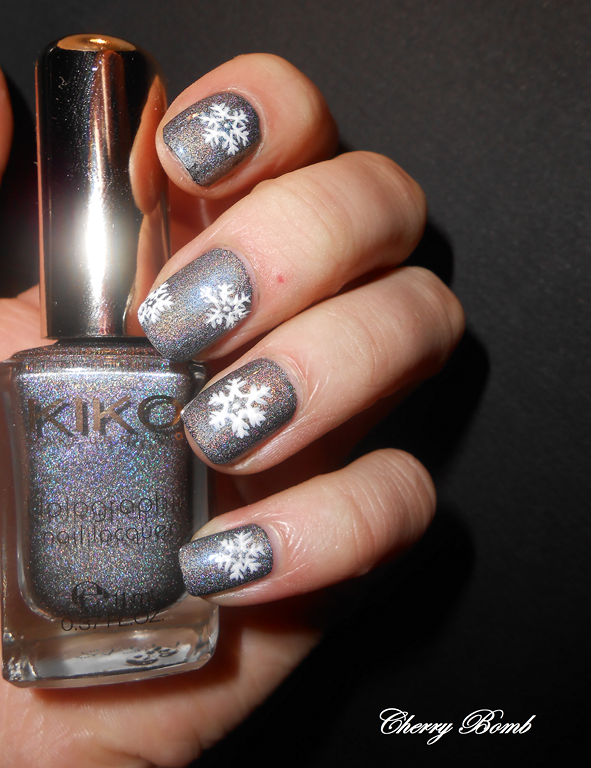 Et pour le moment je me satisfais de ces petits flocons dessinés sur mes ongles. Et puis jai aussi mis le blog en mode sapin de Noël géant D
