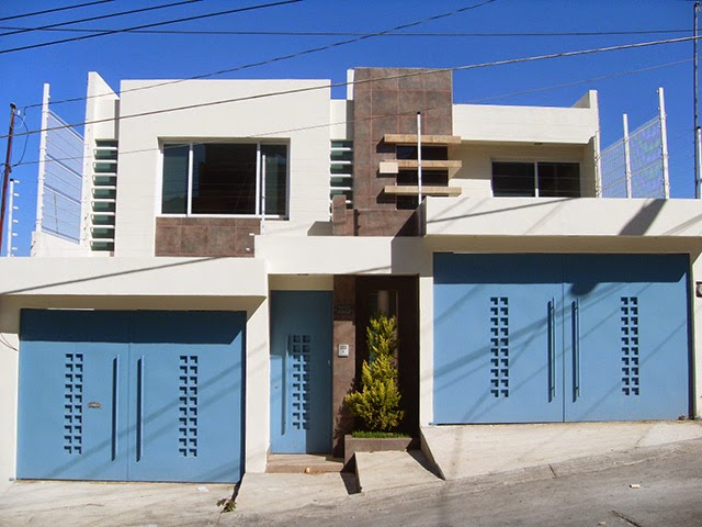 Fachadas Contemporáneas: Casa con fachada contemporánea y doble cochera
