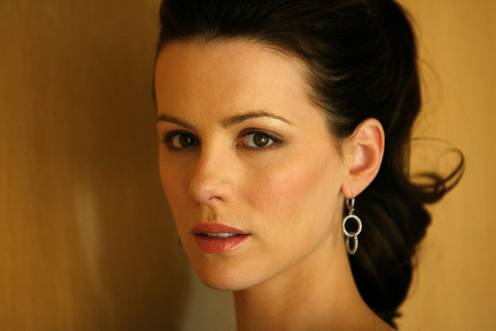 http://2.bp.blogspot.com/-ft81aoUsddY/TvneJ-9svAI/AAAAAAAACKE/wftbKNxVXE0/s1600/06965-kate-beckinsale-02-122-361lo.jpg