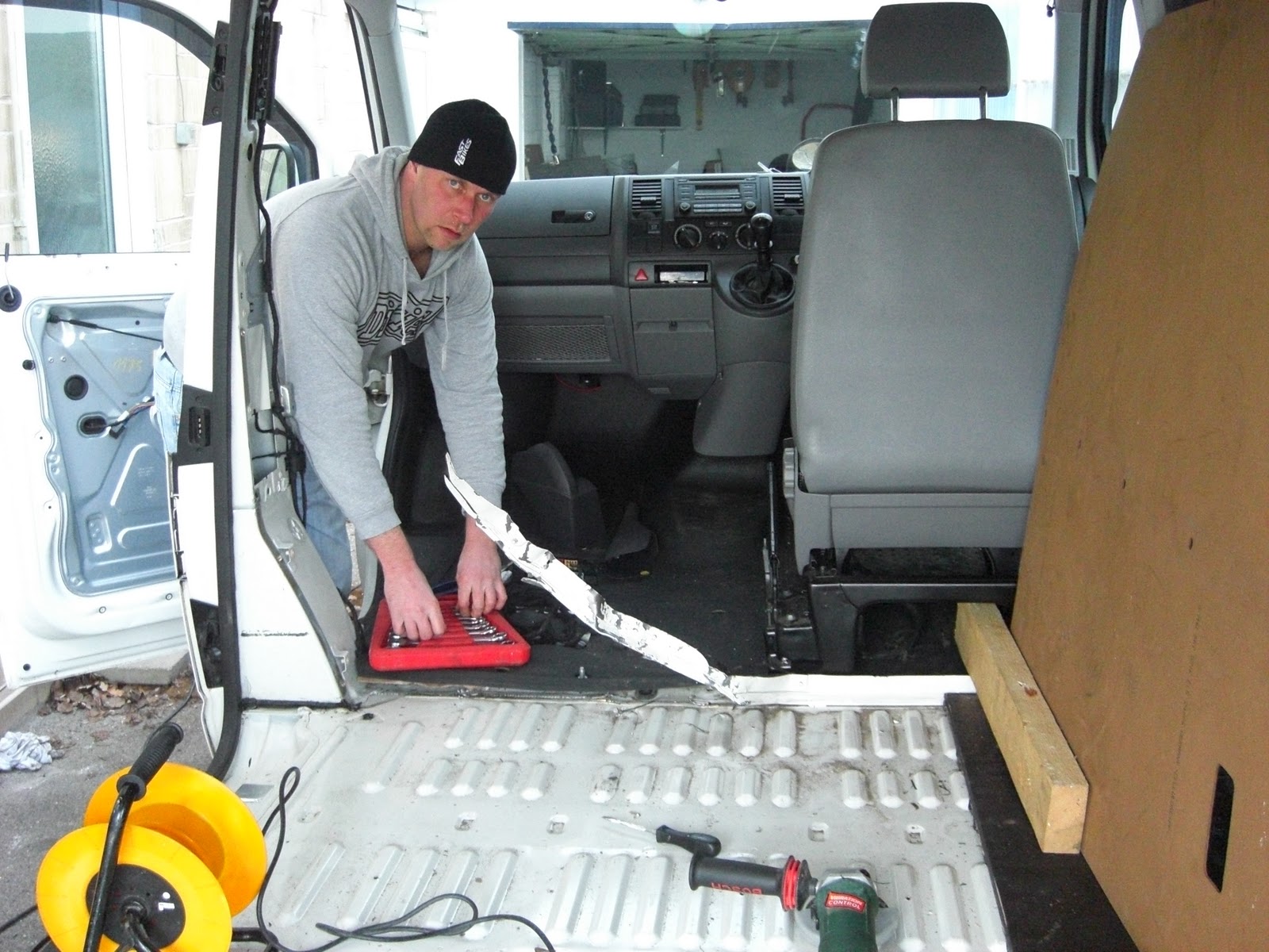 DazlerD's VW T5 Remove bulkhead metalwork