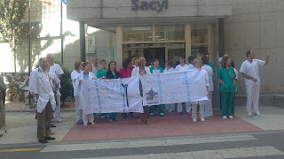 Una trintena de trabajadores se manifiestan a las puertas del hospital de Béjar
