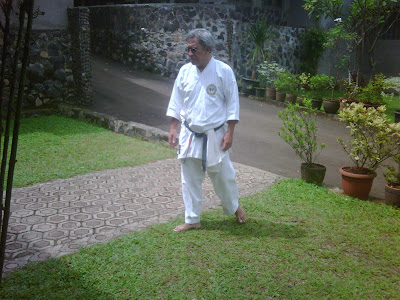 Iwan Fals Jaga Stamina Dengan Karate iwan fals mbaktini.blogspot.com