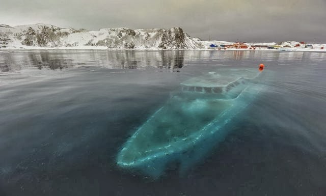 Barco hundido en la Antártida