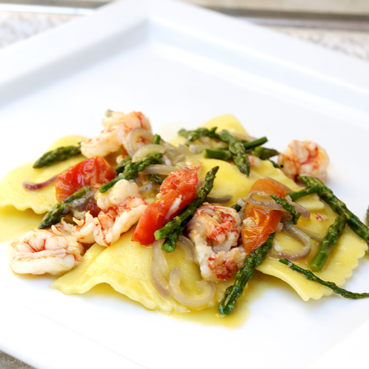 amici a cena Ravioli con asparagi e gamberi rossi