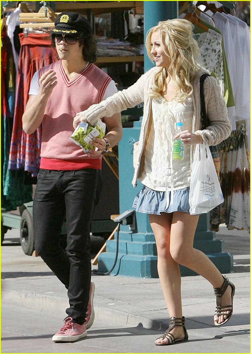 Chelsea staub dating joe jonas