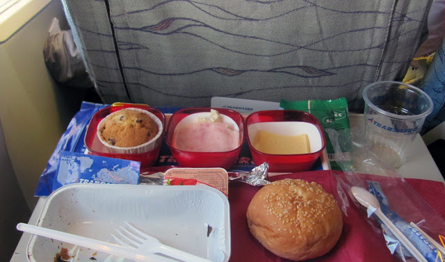 завтрак во время перелета на Боинг-737 Трансаэро