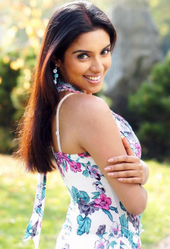 South Indian actress Asin annou...
