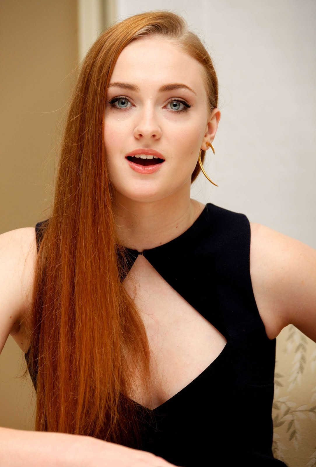 Sophie Turner profile family, wiki Age, Affairs, Biodata, Husband, Height, Weight ...1084 x 1600