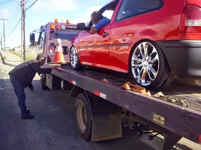 FOTOS: Carros rebaixados são guinchados e motoristas acabam