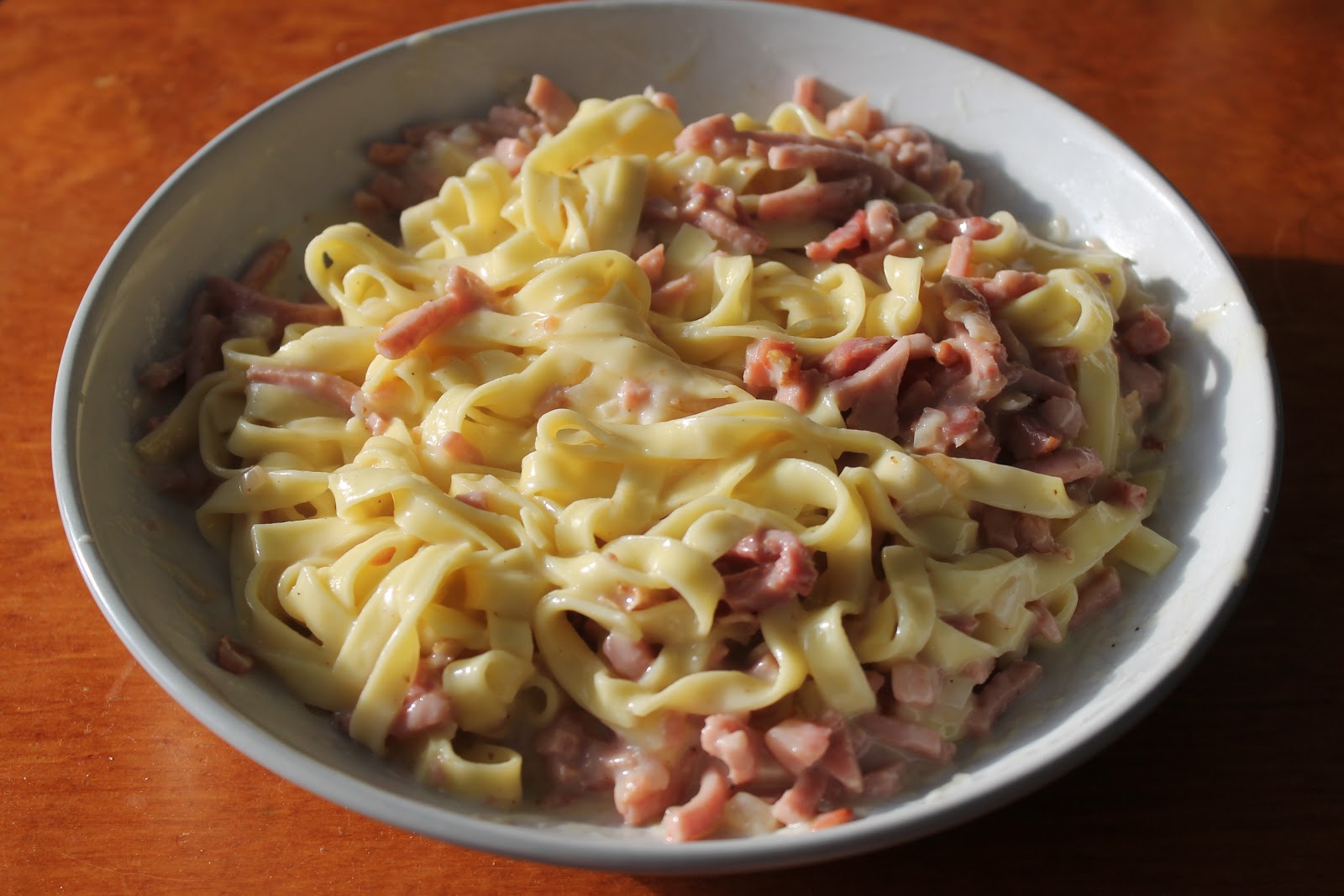 Maistuis varmaan sullekkin, Sannan keittiössä kinkkupekoni pasta