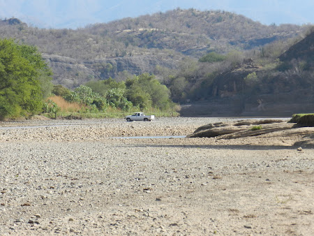 ¡Un auto cruzando el Río Yaqui en el Bacárachi!