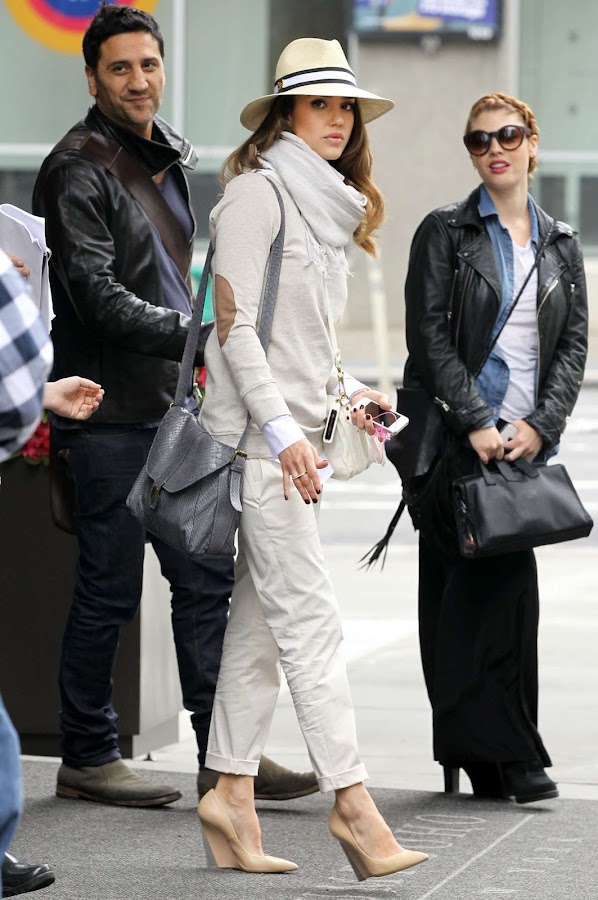 JESSICA ALBA awesome look in New York