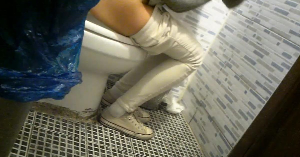 Жопастая брюнетка пописала в общественном туалете