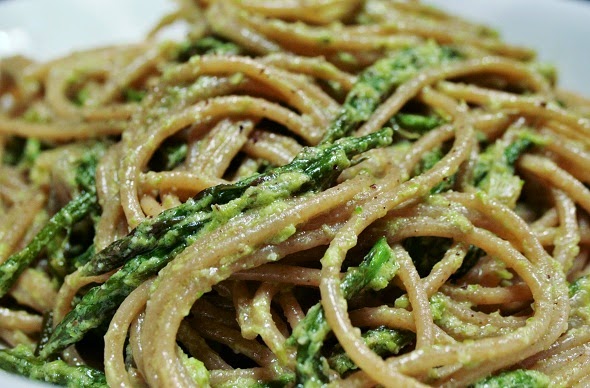 spaghetti integrali agli asparagi selvatici