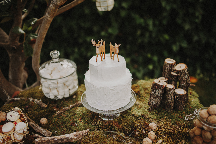 Blog Mi Boda - Editorial Wild Christmas - Tarta de boda ciervos - deer wedding cake