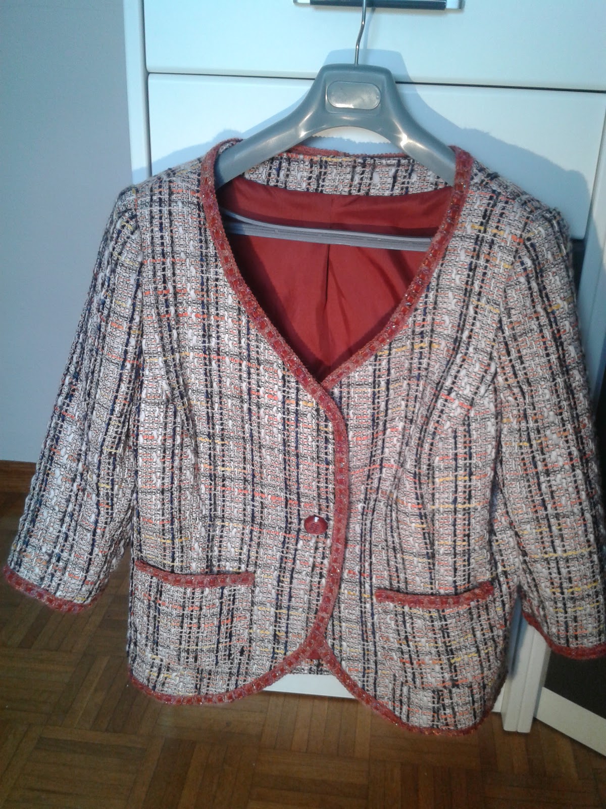 Chaqueta tipo chanel ribeteada