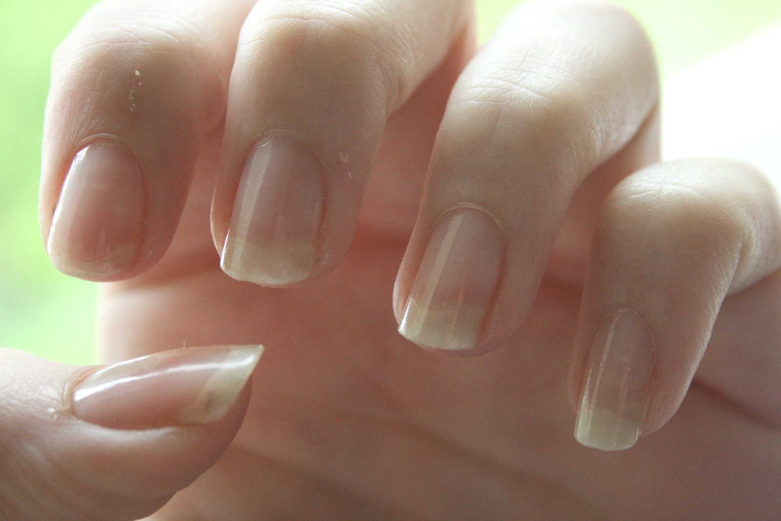 It also gives a great natural glossy finish to the nails and doesn't take