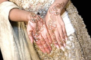 تشكيله جميله وناعمه جدا من حنه الهنديه للعرائس 2014 Bridal+Hands+Arabic+Henna+2012
