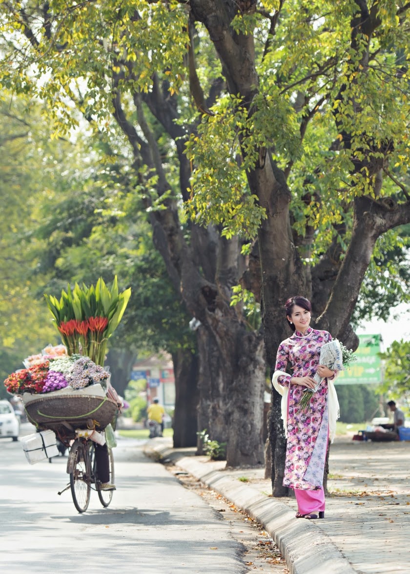 Người đẹp áo dài thước tha trên hè phố