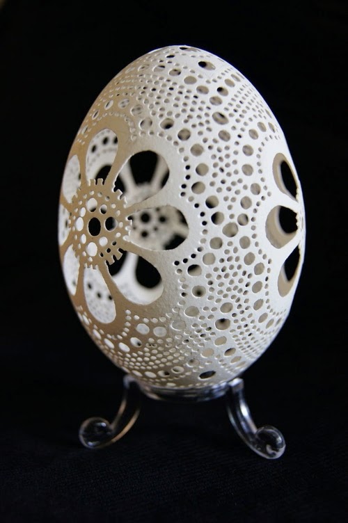 13-Piotr-Bockenheim-Carved-Goose-Eggs-Sculptures-www-designstack-co