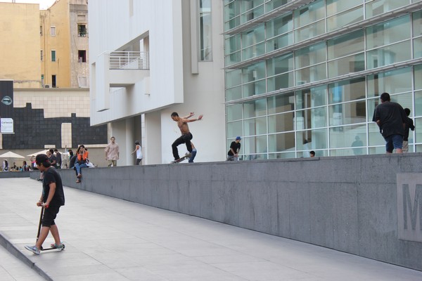 Deskorolkowcy pod MACBA w Barcelonie Barcelona Skaterzy