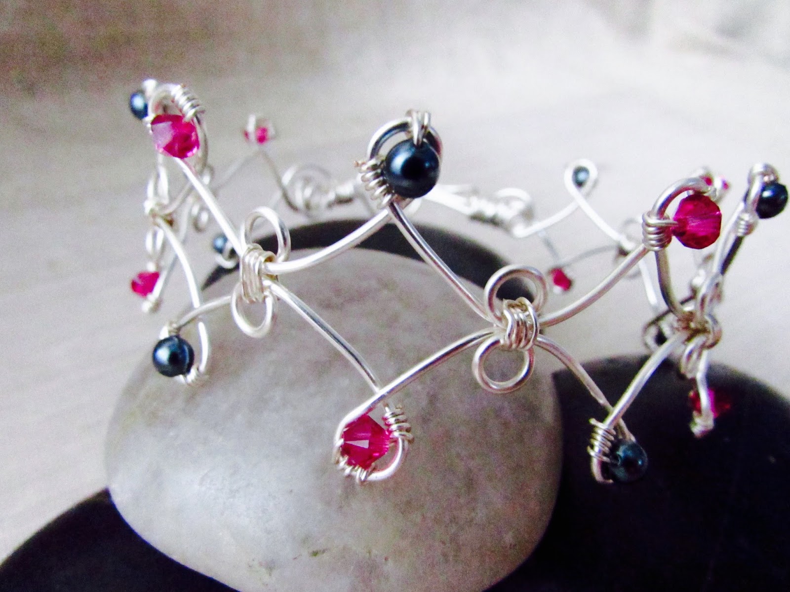 Raziela Designs Beadalon's Artistic Wire 3D Bracelet Jig and Prima