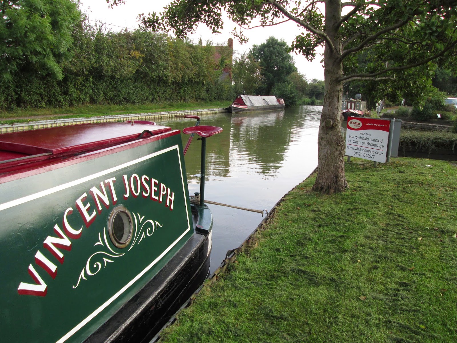Oops! The moment £80,000 rented narrowboat started to sink after getting wedged in lock