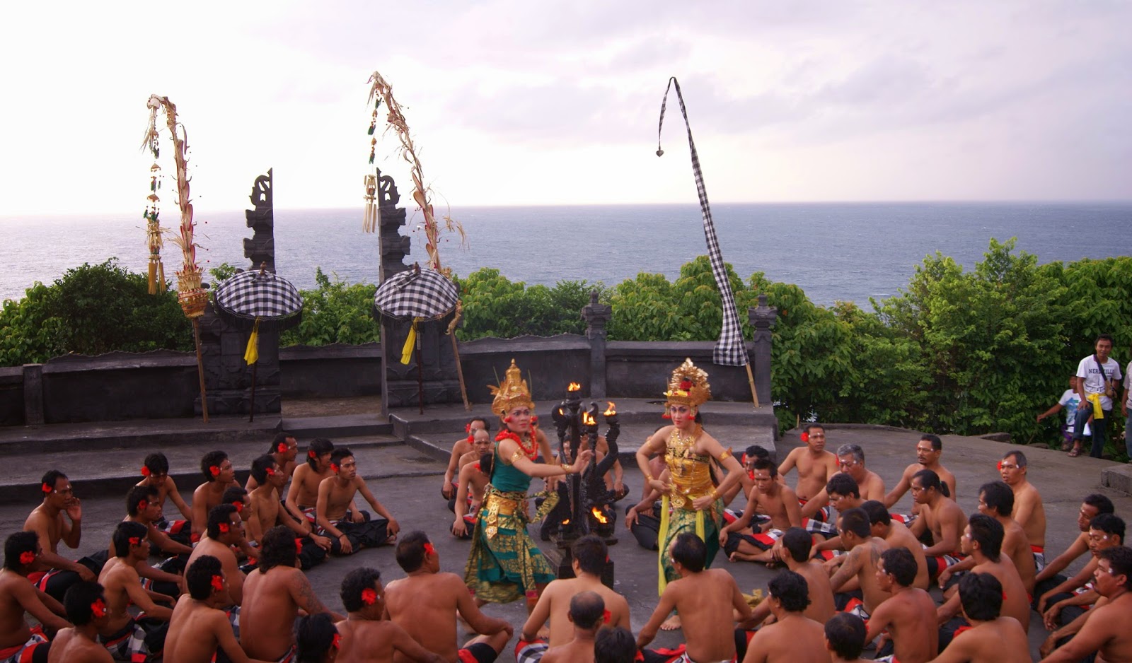 Jual Tiket PROMO Tari Kecak Uluwatu, Bali – KEBALILAGI.COM