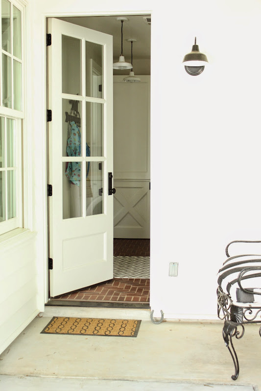 Austin, TX Family Room & Laundry Room title=