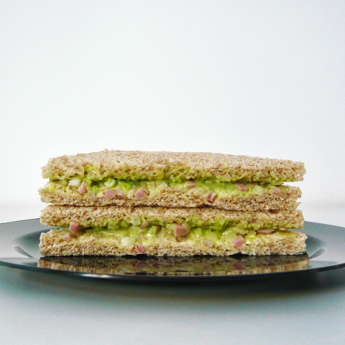 Sandwich integral de pollo y aguacate