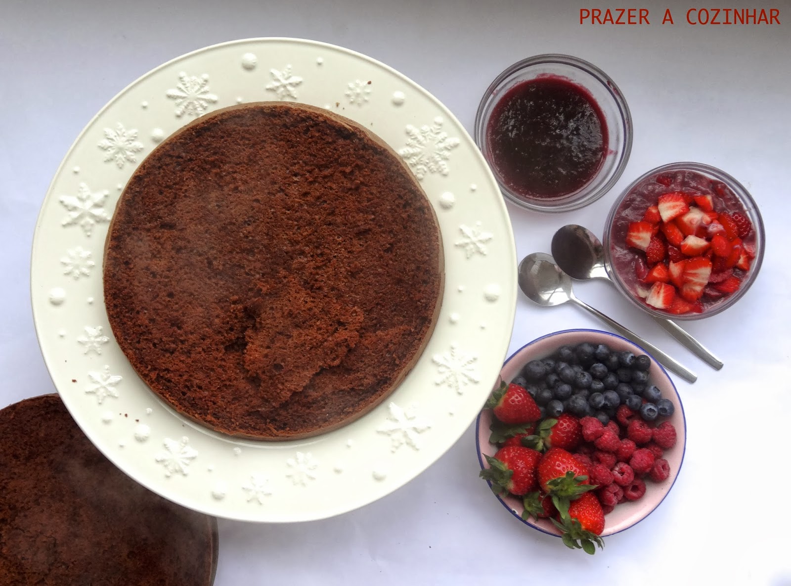 prazer a cozinhar - Bolo de chocolate com recheio de frutos vermelhos