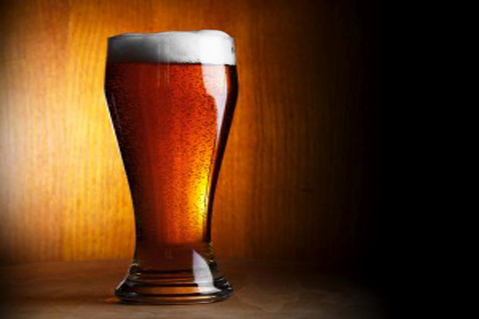 Vasos de cerveza y las marcas de cervezas que se deben de servir en ellos