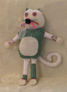 Lou le matou création d'un doudou chat tout doux pour les bébés par l'artiste séverine peugniez création d'une peluche chat vert et blanc pour enfants idéal cadeau de naissance tout l'univers créatif de mimi vermicelle