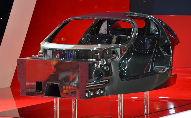 Il telaio della nuova Ferrari ibrida al Motor Show di Parigi 2012