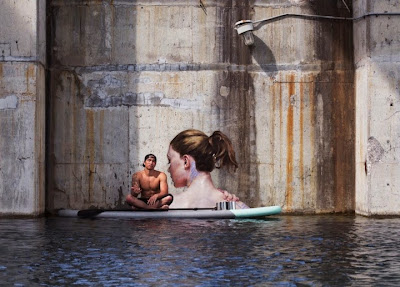 mural realista de mujer integrado con el agua. 