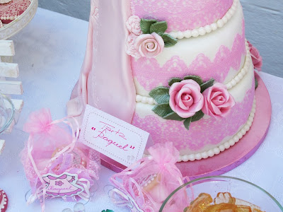 Tarta de fondant para bautizo con faldon y rosas