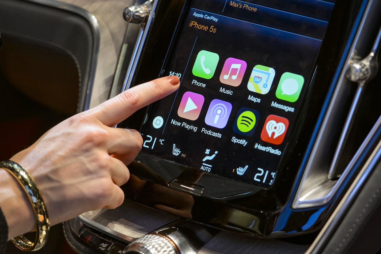 Apple CarPlay Technology for iPhones in Vehicles 2014 Geneva Motor