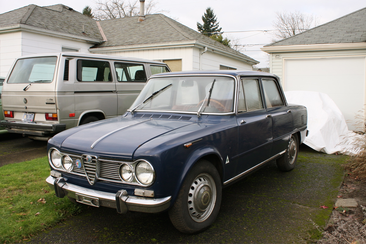 OLD PARKED CARS.: 1968 Alfa Romeo Giulia Super.