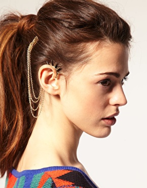 A diferencia de un piercing, el ear cuff es una forma de llevar la oreja adornada sin necesidad de hacer agujeros.