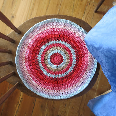 ByHaafner, crochet, circles, double crochet, bright colours, red