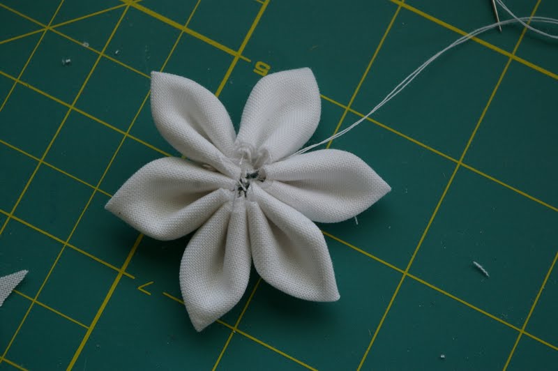 how to make a fabric daisy flower {tutorial} Little Birdie Secrets