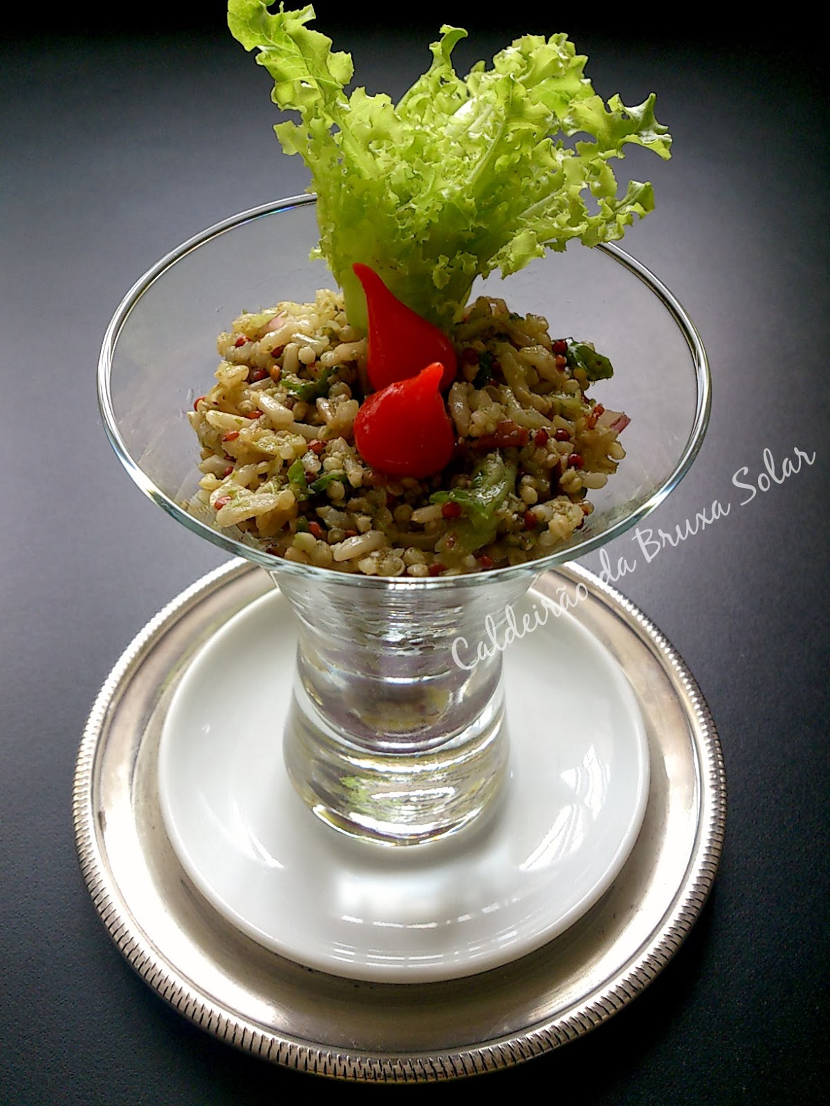 Salada de grãos ao molho de pesto de alface e pecãs