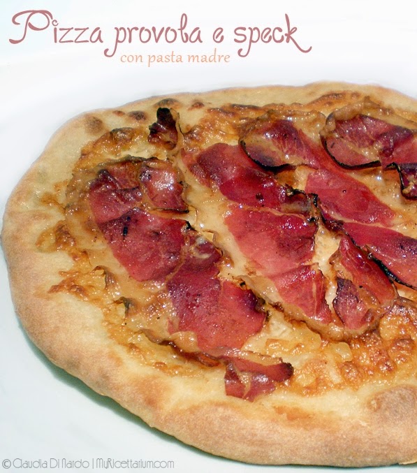 Pizza tonda con provola e speck