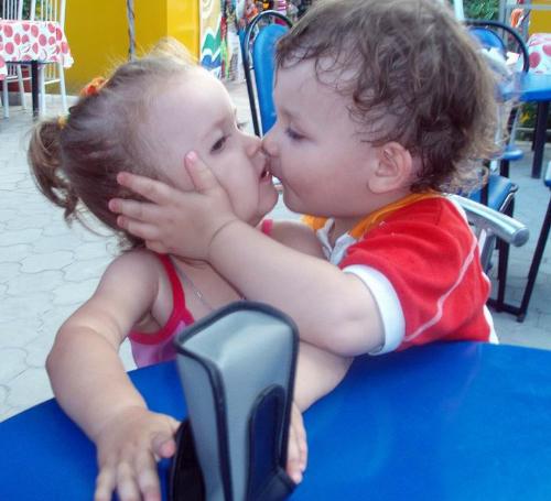 Beautiful And cute Baby Wallpapers - cute Baby Kiss ~ Hot And cool Wallpapers, Amazing And Funny ...