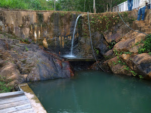 Piscina natural meio as rochas