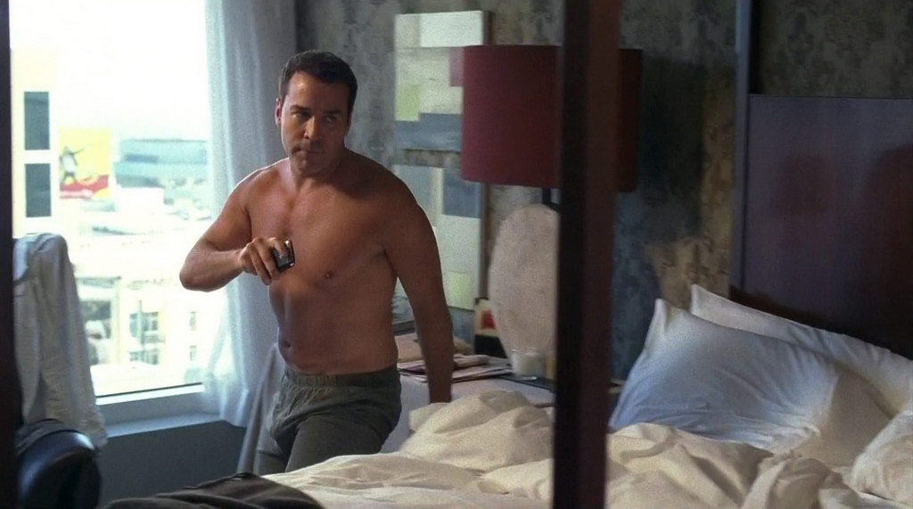 Jeremy Piven Shirtless in Entourage s8e07.