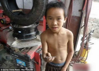 Menyedihkan, Bocah Umur 10 Tahun Sudah Menjadi Tukang Tambal Ban! Wang+Junjie+who3